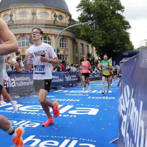 29.06.2025 - hella hamburg halbmarathon Strokosch-Dieckow http://msf.ph/oto/8247100 29.06.2025 10:39:02 Ziel 1164, 1445, 1803, 2262, 3136, 4359, 4759, 6682, 6686, 6687, 11447, 11619, 12137, 13137, 15556, 15561, 15873, 16656, 16820, 18547, 18734, 19151 meine-sportfotos.de