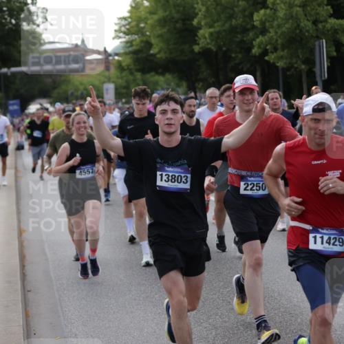 29.06.2025 - hella hamburg halbmarathon Jannik Wohlers http://msf.ph/oto/8247105 29.06.2025 09:55:35 Lombardsbrücke 1143, 1216, 1257, 1267, 1502, 1507, 1689, 2083, 2250, 2260, 2818, 2864, 2884, 3060, 3543, 3692, 4033, 4127, 4346, 4557, 4601, 5116, 6115, 6134, 6994, 7056, 7100, 7224, 7332, 7657, 8273, 8335, 8390, 8668, 8821, 8989, 9074, 9551, 10408, 10603, 10811, 10895, 11009, 11211, 11429, 11645, 12277, 12523, 12875, 13301, 13672, 13758, 13803, 13875, 14239, 14628, 14928, 15384, 15392, 15502, 15899, 16149, 16175, 16623, 16738, 17127, 17131, 17282, 17842 meine-sportfotos.de