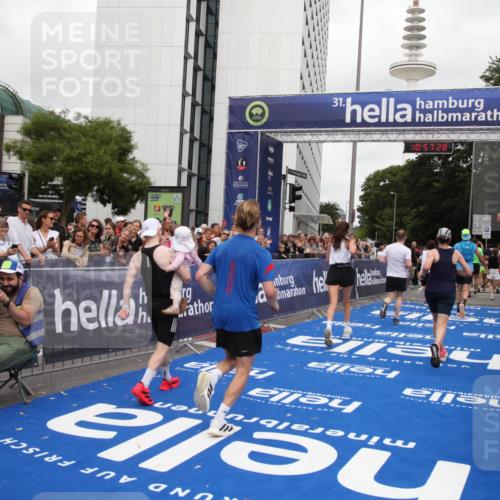 29.06.2025 - hella hamburg halbmarathon Michael Strokosch http://msf.ph/oto/8247115 29.06.2025 10:57:26 Ziel 2417, 5926, 6272, 8585, 9450, 9727, 9934, 12014, 12590, 13394, 13664, 15229, 16625, 16830, 17160, 17779, 17828 meine-sportfotos.de