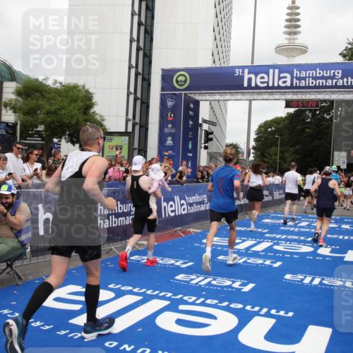 29.06.2025 - hella hamburg halbmarathon Michael Strokosch http://msf.ph/oto/8247151 29.06.2025 10:57:27 Ziel 2417, 5926, 6272, 6281, 6302, 9450, 9727, 9934, 12014, 12590, 13394, 13664, 15695, 16625, 16830, 17160, 17779, 17828 meine-sportfotos.de