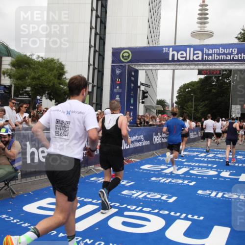 29.06.2025 - hella hamburg halbmarathon Michael Strokosch http://msf.ph/oto/8247191 29.06.2025 10:57:27 Ziel 2417, 5926, 6272, 6281, 6302, 9450, 9727, 9934, 12014, 12590, 13394, 13664, 15695, 16625, 16830, 17160, 17779, 17828 meine-sportfotos.de