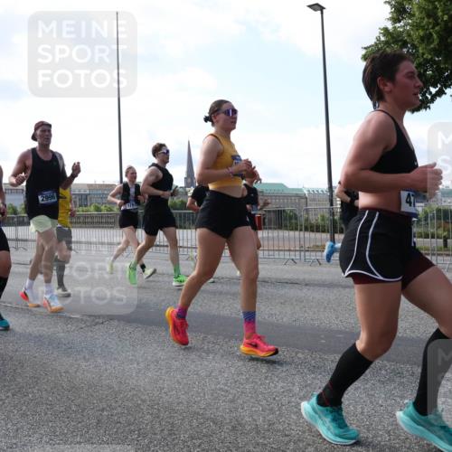 29.06.2025 - hella hamburg halbmarathon Lena Gebhardt http://msf.ph/oto/8247197 29.06.2025 09:56:34 Lombardsbrücke 1061, 1452, 1460, 1496, 1499, 1592, 1628, 1833, 1877, 2013, 2058, 2082, 2083, 2208, 2378, 2396, 2504, 2771, 2953, 2996, 3256, 3296, 3310, 3652, 4065, 4077, 4377, 4404, 4635, 4711, 4833, 5169, 5194, 5482, 5600, 5607, 5839, 5978, 6033, 6115, 6168, 6286, 6511, 6512, 6561, 6562, 7178, 7383, 7475, 7583, 7943, 8261, 8361, 8514, 8572, 8587, 8618, 8661, 8710, 8863, 8921, 8968, 8989, 8996, 9082, 9246, 9537, 9597, 9638, 10596 meine-sportfotos.de
