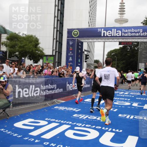 29.06.2025 - hella hamburg halbmarathon Michael Strokosch http://msf.ph/oto/8247220 29.06.2025 10:57:28 Ziel 3435, 5926, 6272, 6281, 6302, 8393, 9450, 9727, 12014, 12590, 13394, 13664, 15695, 16093, 16625, 16830, 17160, 17758, 17828 meine-sportfotos.de