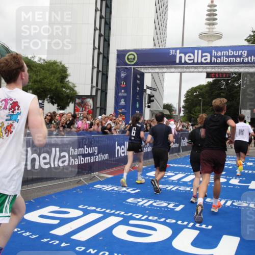 29.06.2025 - hella hamburg halbmarathon Michael Strokosch http://msf.ph/oto/8247291 29.06.2025 10:57:30 Ziel 3435, 5926, 6272, 6281, 6302, 8393, 9727, 12144, 13394, 13664, 15695, 16093, 16830, 17160, 17758, 17828 meine-sportfotos.de