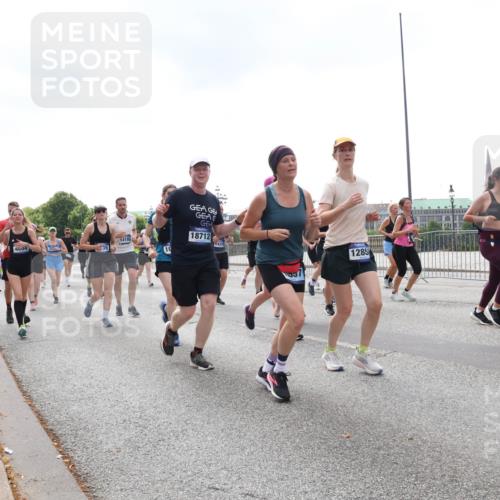 29.06.2025 - hella hamburg halbmarathon Lena Gebhardt http://msf.ph/oto/8247353 29.06.2025 10:45:32 Lombardsbrücke 1033, 1060, 1085, 1104, 1685, 1713, 1798, 1854, 1983, 2008, 2216, 2217, 2522, 2550, 2657, 2664, 2917, 2965, 2973, 3160, 3164, 3357, 3377, 3879, 3993, 4099, 4102, 4186, 4224, 4306, 4317, 4337, 4388, 4504, 4820, 4851, 5044, 5099, 5108, 5190, 5339, 5635, 5636, 5949, 6133, 6150, 6509, 6623, 6763, 6788, 6911, 6922, 6980, 7268, 7283, 7530, 7541, 7699, 7859, 7912, 8594, 8605, 8745, 8762, 9620, 10030, 10182, 10225, 10327, 10329, 11314, 12332, 12334 meine-sportfotos.de
