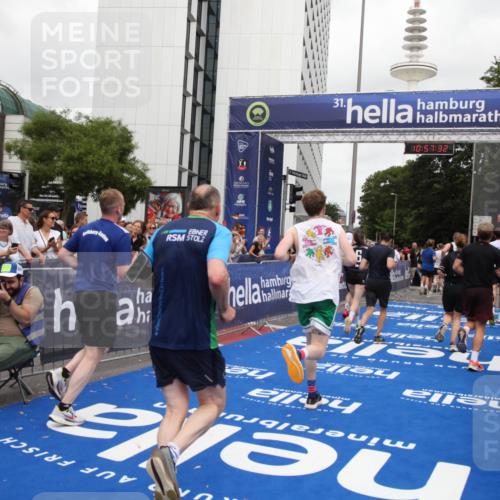 29.06.2025 - hella hamburg halbmarathon Michael Strokosch http://msf.ph/oto/8247368 29.06.2025 10:57:31 Ziel 3435, 5926, 6272, 6281, 6302, 8393, 9727, 12144, 13245, 13394, 15695, 16093, 16830, 17160, 17758, 17828 meine-sportfotos.de
