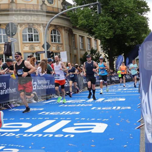 29.06.2025 - hella hamburg halbmarathon Strokosch-Dieckow http://msf.ph/oto/8247383 29.06.2025 10:39:08 Ziel 1164, 1445, 1803, 2044, 2262, 3282, 4565, 4759, 5752, 6686, 6687, 8925, 11305, 11619, 12046, 12137, 13729, 14311, 15556, 16656, 16820, 17668, 18149, 18547 meine-sportfotos.de