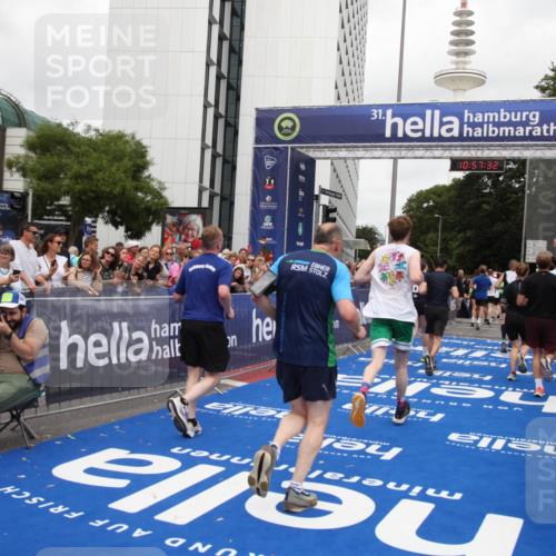 29.06.2025 - hella hamburg halbmarathon Michael Strokosch http://msf.ph/oto/8247391 29.06.2025 10:57:31 Ziel 3435, 5926, 6272, 6281, 6302, 8393, 9727, 12144, 13245, 13394, 15695, 16093, 16830, 17160, 17758, 17828 meine-sportfotos.de