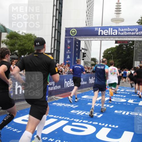 29.06.2025 - hella hamburg halbmarathon Michael Strokosch http://msf.ph/oto/8247404 29.06.2025 10:57:32 Ziel 3435, 5015, 5134, 5728, 6281, 6302, 8393, 9727, 12144, 13245, 13394, 15695, 16093, 16830, 17160, 17758, 17828 meine-sportfotos.de