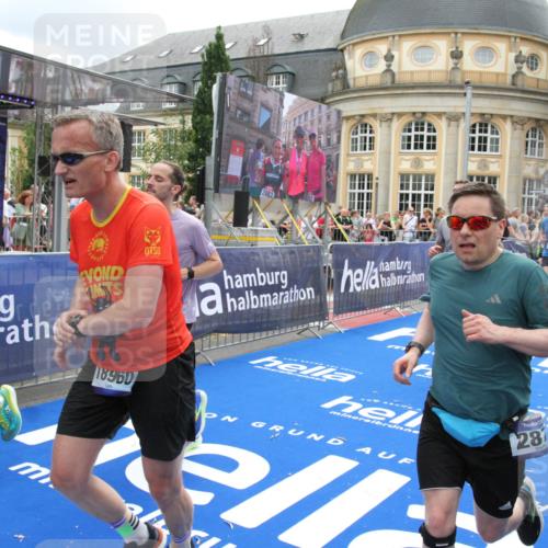 29.06.2025 - hella hamburg halbmarathon Michael Strokosch http://msf.ph/oto/8247405 29.06.2025 10:49:34 Ziel 1342, 1476, 2516, 2592, 2596, 2878, 2889, 5705, 8437, 8689, 8813, 9038, 9649, 11339, 11340, 11679, 11779, 12094, 13233, 13269, 14562, 14838, 15392, 15857, 16114, 16592, 16738, 16891, 17001, 18476, 18887, 18960 meine-sportfotos.de
