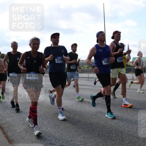 29.06.2025 - hella hamburg halbmarathon Lena Gebhardt http://msf.ph/oto/8247412 29.06.2025 09:56:35 Lombardsbrücke 1061, 1452, 1460, 1496, 1499, 1592, 1628, 1833, 1877, 2013, 2058, 2082, 2083, 2208, 2378, 2396, 2504, 2771, 2953, 2996, 3256, 3296, 3310, 3652, 4065, 4077, 4377, 4404, 4635, 4711, 4833, 5169, 5194, 5482, 5600, 5607, 5839, 5978, 6033, 6168, 6286, 6511, 6512, 6561, 6562, 7178, 7383, 7475, 7583, 7943, 8261, 8361, 8514, 8572, 8587, 8618, 8661, 8710, 8863, 8921, 8968, 8989, 8996, 9082, 9246, 9537, 9597, 9638, 10596 meine-sportfotos.de