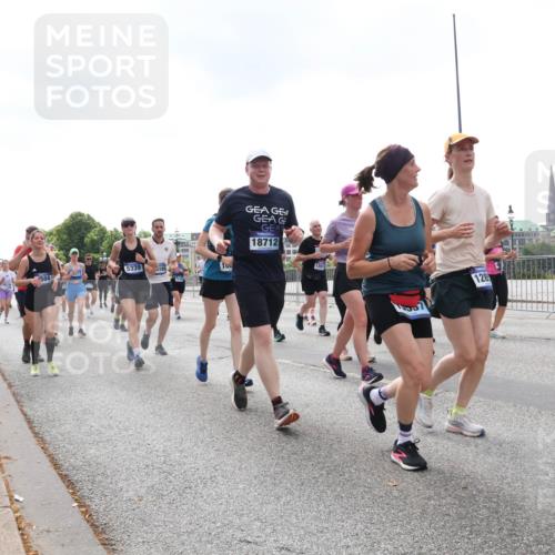 29.06.2025 - hella hamburg halbmarathon Lena Gebhardt http://msf.ph/oto/8247426 29.06.2025 10:45:32 Lombardsbrücke 1033, 1060, 1085, 1104, 1685, 1713, 1798, 1854, 1983, 2008, 2216, 2217, 2522, 2550, 2657, 2664, 2917, 2965, 2973, 3160, 3164, 3357, 3377, 3879, 3993, 4099, 4102, 4186, 4224, 4306, 4317, 4337, 4388, 4504, 4820, 4851, 5044, 5099, 5108, 5190, 5339, 5635, 5636, 5949, 6133, 6150, 6509, 6623, 6763, 6788, 6911, 6922, 6980, 7268, 7283, 7530, 7541, 7699, 7859, 7912, 8594, 8605, 8745, 8762, 9620, 10030, 10182, 10225, 10327, 10329, 11314, 12332, 12334 meine-sportfotos.de