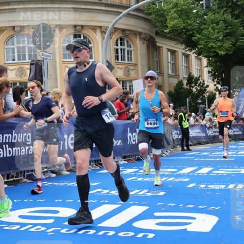 29.06.2025 - hella hamburg halbmarathon Strokosch-Dieckow http://msf.ph/oto/8247438 29.06.2025 10:39:09 Ziel 1445, 1803, 2044, 2262, 3282, 4565, 4759, 5752, 6686, 6687, 8319, 8925, 11305, 11619, 12046, 12137, 13479, 13729, 14311, 15556, 16656, 16820, 17646, 17668, 18149, 18547 meine-sportfotos.de