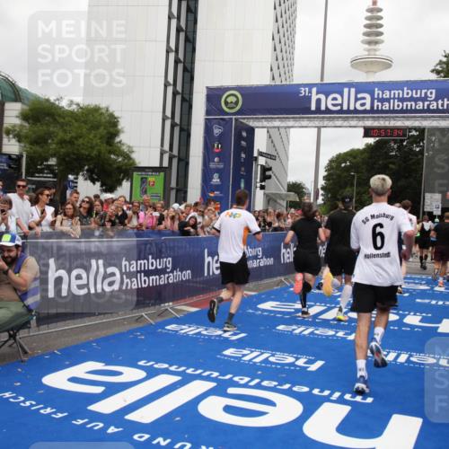 29.06.2025 - hella hamburg halbmarathon Michael Strokosch http://msf.ph/oto/8247478 29.06.2025 10:57:33 Ziel 2236, 3435, 4502, 5015, 5134, 5728, 6281, 6302, 8393, 9727, 12144, 13245, 13394, 15695, 16093, 16830, 17160, 17758, 17828 meine-sportfotos.de