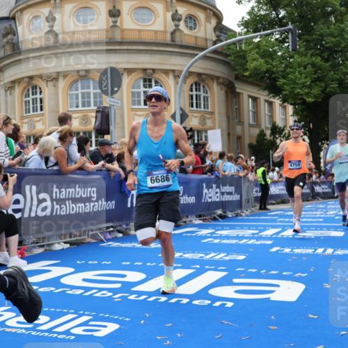 29.06.2025 - hella hamburg halbmarathon Strokosch-Dieckow http://msf.ph/oto/8247483 29.06.2025 10:39:09 Ziel 1445, 1803, 2044, 2262, 3282, 4565, 4759, 5752, 6686, 6687, 8319, 8925, 11305, 11619, 12046, 12137, 13479, 13729, 14311, 15556, 16656, 16820, 17646, 17668, 18149, 18547 meine-sportfotos.de