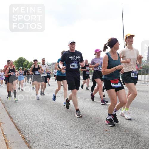 29.06.2025 - hella hamburg halbmarathon Lena Gebhardt http://msf.ph/oto/8247493 29.06.2025 10:45:32 Lombardsbrücke 1033, 1060, 1085, 1104, 1685, 1713, 1798, 1854, 1983, 2008, 2216, 2217, 2522, 2550, 2657, 2664, 2917, 2965, 2973, 3160, 3164, 3357, 3377, 3879, 3993, 4099, 4102, 4186, 4224, 4306, 4317, 4337, 4388, 4504, 4820, 4851, 5044, 5099, 5108, 5190, 5339, 5635, 5636, 5949, 6133, 6150, 6509, 6623, 6763, 6788, 6911, 6922, 6980, 7268, 7283, 7530, 7541, 7699, 7859, 7912, 8594, 8605, 8745, 8762, 9620, 10030, 10182, 10225, 10327, 10329, 11314, 12332, 12334 meine-sportfotos.de