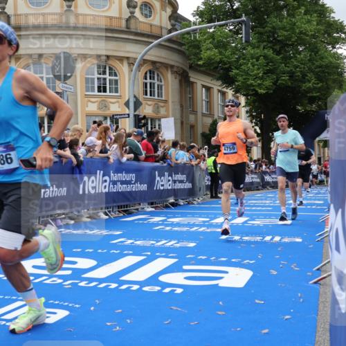 29.06.2025 - hella hamburg halbmarathon Strokosch-Dieckow http://msf.ph/oto/8247499 29.06.2025 10:39:10 Ziel 1445, 2044, 3282, 4565, 4759, 5752, 6686, 6687, 8319, 8925, 11305, 11619, 12046, 12137, 13479, 13729, 14311, 15556, 16656, 16820, 17646, 17668, 18149, 18547 meine-sportfotos.de