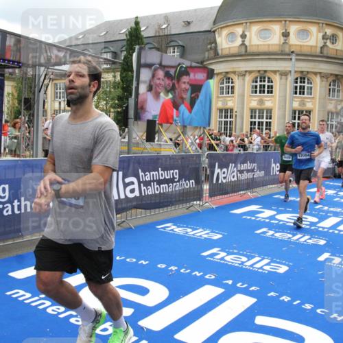 29.06.2025 - hella hamburg halbmarathon Michael Strokosch http://msf.ph/oto/8247500 29.06.2025 10:49:35 Ziel 1476, 2516, 2592, 2596, 2878, 2889, 5705, 8437, 8689, 8813, 9038, 9649, 11339, 11340, 11679, 12094, 13233, 13269, 14562, 15392, 15857, 16114, 16592, 16738, 16891, 17001, 18476, 18887, 18960 meine-sportfotos.de