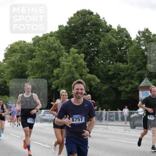 29.06.2025 - hella hamburg halbmarathon Jannik Wohlers http://msf.ph/oto/8247516 29.06.2025 10:30:40 Lombardsbrücke 1773, 2097, 2268, 3131, 4561, 6195, 6620, 6787, 7351, 8072, 8073, 8757, 9576, 10989, 11981, 11988, 12384, 12627, 14095, 14803, 15466, 15589, 17224, 17463, 17509, 17742, 17966, 19052, 19226 meine-sportfotos.de