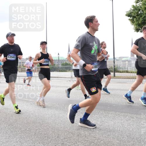 29.06.2025 - hella hamburg halbmarathon Lena Gebhardt http://msf.ph/oto/8247597 29.06.2025 10:34:02 Lombardsbrücke 1189, 1275, 1417, 1672, 1705, 1787, 1896, 2265, 2342, 2464, 2482, 2496, 2526, 2776, 2801, 2933, 3145, 3170, 3264, 3340, 3345, 3560, 3829, 3848, 4361, 4433, 4449, 4479, 4696, 4807, 4824, 4826, 4942, 5075, 5096, 5141, 5557, 5561, 5566, 5569, 5584, 5691, 5821, 5822, 5887, 6105, 6109, 6364, 6515, 6516, 6854, 6956, 7027, 7324, 7329, 7565, 7653, 8021, 8157, 8202, 8277, 8282, 8349, 8375, 8377, 8383, 8401, 8965, 9094, 9234, 9438, 9799, 9875, 9995, 10007, 10071, 10360, 10561, 11811 meine-sportfotos.de