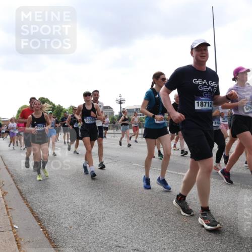 29.06.2025 - hella hamburg halbmarathon Lena Gebhardt http://msf.ph/oto/8247599 29.06.2025 10:45:33 Lombardsbrücke 1033, 1060, 1085, 1104, 1685, 1713, 1798, 1854, 1983, 2008, 2216, 2217, 2522, 2550, 2657, 2664, 2917, 2965, 2973, 3160, 3164, 3357, 3377, 3879, 3993, 4099, 4102, 4186, 4224, 4306, 4317, 4337, 4388, 4504, 4820, 4851, 5044, 5099, 5108, 5190, 5339, 5635, 5636, 5949, 6133, 6150, 6509, 6623, 6763, 6788, 6911, 6922, 6980, 7268, 7283, 7530, 7541, 7699, 7859, 7912, 8594, 8605, 8745, 8762, 9620, 10030, 10182, 10225, 10327, 10329, 10367, 11314, 12332, 12334 meine-sportfotos.de
