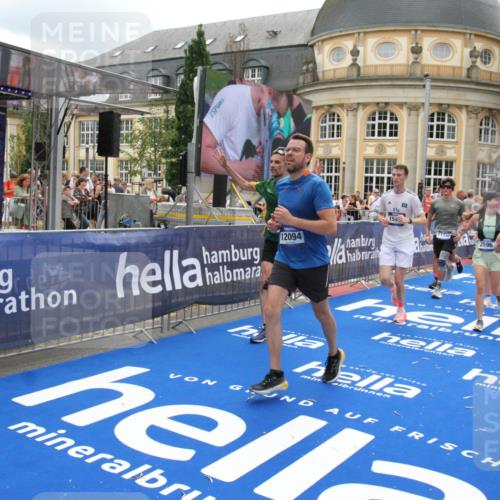 29.06.2025 - hella hamburg halbmarathon Michael Strokosch http://msf.ph/oto/8247621 29.06.2025 10:49:36 Ziel 2516, 2592, 2596, 2878, 2889, 5705, 8437, 8689, 8813, 9038, 9649, 11339, 11340, 11679, 11977, 12094, 13233, 14562, 15392, 15857, 16114, 16592, 16738, 17001, 18476, 18960 meine-sportfotos.de