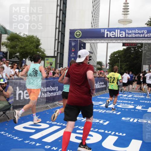 29.06.2025 - hella hamburg halbmarathon Michael Strokosch http://msf.ph/oto/8247627 29.06.2025 10:57:35 Ziel 2236, 2652, 3435, 4502, 5015, 5134, 5457, 5458, 5728, 6281, 6302, 8393, 12144, 13245, 13394, 15695, 16093, 17758, 17828 meine-sportfotos.de