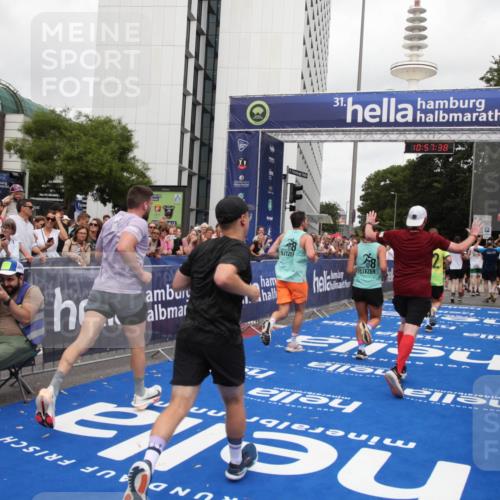 29.06.2025 - hella hamburg halbmarathon Michael Strokosch http://msf.ph/oto/8247669 29.06.2025 10:57:37 Ziel 1239, 2236, 2652, 3435, 4502, 5015, 5134, 5457, 5458, 5728, 8393, 12144, 13245, 14571, 14951, 16093, 17758, 17769 meine-sportfotos.de