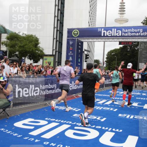 29.06.2025 - hella hamburg halbmarathon Michael Strokosch http://msf.ph/oto/8247687 29.06.2025 10:57:37 Ziel 1239, 2236, 2652, 3435, 4502, 5015, 5134, 5457, 5458, 5728, 8393, 12144, 13245, 14571, 14951, 16093, 17758, 17769 meine-sportfotos.de