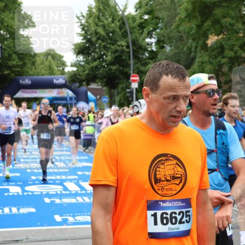 29.06.2025 - hella hamburg halbmarathon Zöllner http://msf.ph/oto/8247719 29.06.2025 10:57:30 Ziel 3435, 5926, 6272, 6281, 6302, 8393, 9727, 12144, 13245, 13394, 15695, 16093, 16830, 17160, 17758, 17828 meine-sportfotos.de