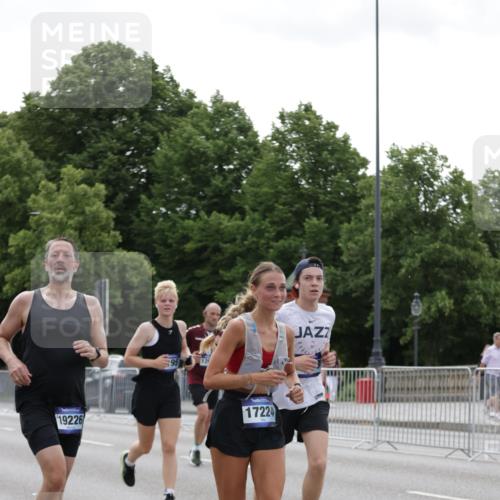 29.06.2025 - hella hamburg halbmarathon Jannik Wohlers http://msf.ph/oto/8247735 29.06.2025 10:30:41 Lombardsbrücke 1773, 1979, 2097, 3131, 4561, 5437, 6057, 6195, 6620, 6787, 7351, 8072, 8073, 8757, 9576, 10989, 11981, 11988, 12384, 12627, 14095, 15466, 15589, 17224, 17463, 17509, 17587, 17742, 17966, 19052, 19226 meine-sportfotos.de