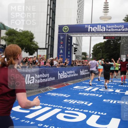 29.06.2025 - hella hamburg halbmarathon Michael Strokosch http://msf.ph/oto/8247756 29.06.2025 10:57:38 Ziel 1239, 2236, 2652, 4502, 5015, 5134, 5457, 5458, 5728, 12144, 13245, 14571, 14951, 15220, 17769, 17814 meine-sportfotos.de