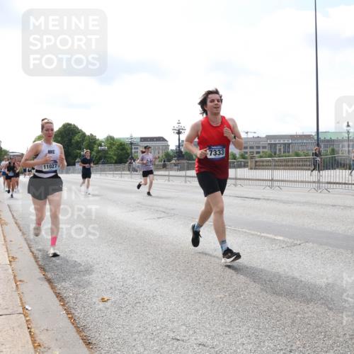 29.06.2025 - hella hamburg halbmarathon Lena Gebhardt http://msf.ph/oto/8247763 29.06.2025 10:10:09 Lombardsbrücke 1052, 1548, 1573, 3921, 4592, 5182, 5440, 5511, 7042, 7058, 7081, 7333, 7636, 8219, 8685, 8890, 9150, 9306, 9366, 9434, 9674, 9781, 9816, 10036, 10943, 11027, 11180, 12255, 12567, 13739, 13797, 14822, 15409, 16191, 16445, 16455, 16639, 16872, 16918, 17148, 17630, 17730, 17899, 18076, 18196, 18440, 18707, 19023, 19242 meine-sportfotos.de