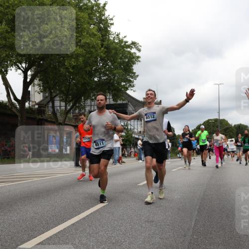 29.06.2025 - hella hamburg halbmarathon Yannick Fuchs http://msf.ph/oto/8247774 29.06.2025 10:47:48 20KM 1030, 1151, 1267, 1422, 1502, 1727, 1870, 2058, 2070, 2354, 2518, 2630, 3096, 3103, 3819, 5020, 5259, 5638, 5866, 6294, 6374, 6481, 6511, 6512, 6629, 6762, 6942, 7274, 7395, 7478, 7918, 8285, 8335, 8394, 8447, 9380, 9791, 9922, 11068, 11430, 11844, 12321, 12379, 12607, 12632, 12909, 13032, 13033, 13397, 13794, 13865, 13912, 14702, 15146, 15441, 15502, 15838, 15856, 15946, 16477, 16780, 17348, 17482, 18143, 18308, 18418, 18487, 18514, 18612, 19067 meine-sportfotos.de