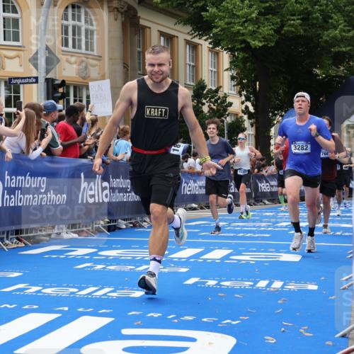 29.06.2025 - hella hamburg halbmarathon Strokosch-Dieckow http://msf.ph/oto/8247776 29.06.2025 10:39:13 Ziel 1445, 2044, 3282, 4565, 4759, 5752, 6037, 8319, 8925, 11305, 12046, 12137, 13479, 13729, 14311, 15556, 16656, 17646, 17668, 18149, 18547 meine-sportfotos.de