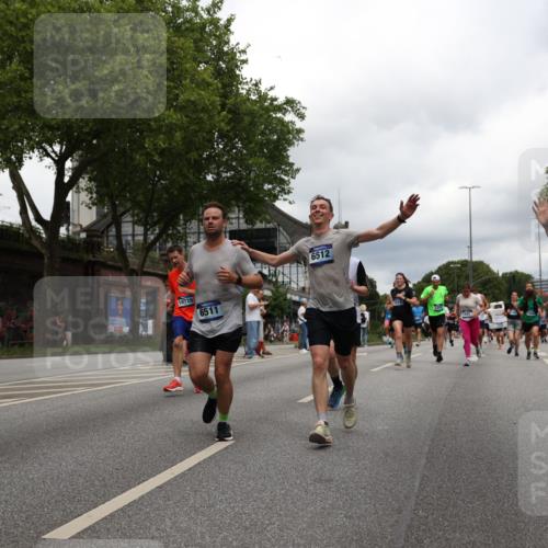 29.06.2025 - hella hamburg halbmarathon Yannick Fuchs http://msf.ph/oto/8247785 29.06.2025 10:47:48 20KM 1030, 1151, 1267, 1422, 1502, 1727, 1870, 2058, 2070, 2354, 2518, 2630, 3096, 3103, 3819, 5020, 5259, 5638, 5866, 6294, 6374, 6481, 6511, 6512, 6629, 6762, 6942, 7274, 7395, 7478, 7918, 8285, 8335, 8394, 8447, 9380, 9791, 9922, 11068, 11430, 11844, 12321, 12379, 12607, 12632, 12909, 13032, 13033, 13397, 13794, 13865, 13912, 14702, 15146, 15441, 15502, 15838, 15856, 15946, 16477, 16780, 17348, 17482, 18143, 18308, 18418, 18487, 18514, 18612, 19067 meine-sportfotos.de