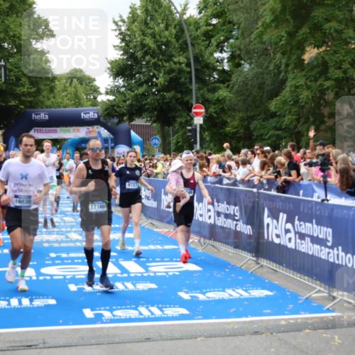29.06.2025 - hella hamburg halbmarathon Zöllner http://msf.ph/oto/8247795 29.06.2025 10:57:31 Ziel 3435, 5015, 5134, 5728, 6281, 6302, 8393, 9727, 12144, 13245, 13394, 15695, 16093, 16830, 17160, 17758, 17828 meine-sportfotos.de