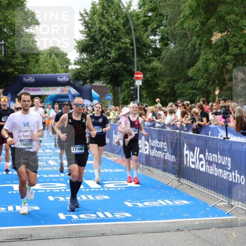 29.06.2025 - hella hamburg halbmarathon Zöllner http://msf.ph/oto/8247819 29.06.2025 10:57:31 Ziel 3435, 5015, 5134, 5728, 6281, 6302, 8393, 9727, 12144, 13245, 13394, 15695, 16093, 16830, 17160, 17758, 17828 meine-sportfotos.de