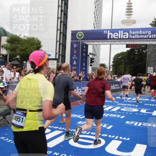 29.06.2025 - hella hamburg halbmarathon Michael Strokosch http://msf.ph/oto/8247824 29.06.2025 10:57:39 Ziel 1239, 2236, 2606, 2652, 4502, 5015, 5134, 5457, 5458, 5728, 13245, 14571, 14951, 15220, 17769, 17814 meine-sportfotos.de