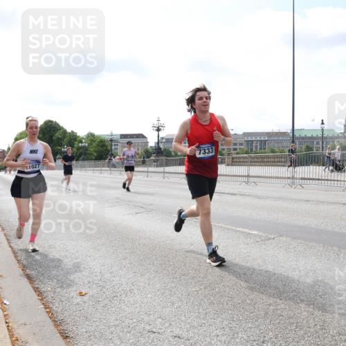 29.06.2025 - hella hamburg halbmarathon Lena Gebhardt http://msf.ph/oto/8247840 29.06.2025 10:10:10 Lombardsbrücke 1052, 1548, 1573, 3921, 4592, 5182, 5440, 5511, 7042, 7058, 7081, 7333, 7636, 8219, 8685, 8890, 9150, 9306, 9366, 9434, 9674, 9781, 9816, 10036, 10943, 11027, 11180, 12255, 12567, 13739, 13797, 14822, 15409, 16191, 16445, 16455, 16639, 16872, 17148, 17630, 17730, 17899, 18076, 18196, 18440, 18707, 19023, 19242 meine-sportfotos.de