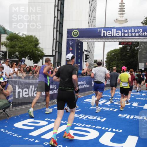 29.06.2025 - hella hamburg halbmarathon Michael Strokosch http://msf.ph/oto/8247906 29.06.2025 10:57:41 Ziel 1239, 2236, 2606, 2652, 4502, 5015, 5134, 5457, 5458, 5728, 12774, 13523, 14571, 14951, 15217, 15220, 17769, 17814, 18388 meine-sportfotos.de