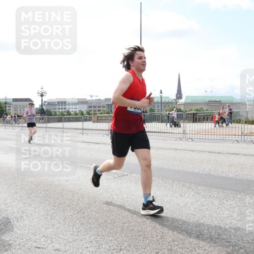 29.06.2025 - hella hamburg halbmarathon Lena Gebhardt http://msf.ph/oto/8247908 29.06.2025 10:10:10 Lombardsbrücke 1052, 1548, 1573, 3921, 4592, 5182, 5440, 5511, 7042, 7058, 7081, 7333, 7636, 8219, 8685, 8890, 9150, 9306, 9366, 9434, 9674, 9781, 9816, 10036, 10943, 11027, 11180, 12255, 12567, 13739, 13797, 14822, 15409, 16191, 16445, 16455, 16639, 16872, 17148, 17630, 17730, 17899, 18076, 18196, 18440, 18707, 19023, 19242 meine-sportfotos.de