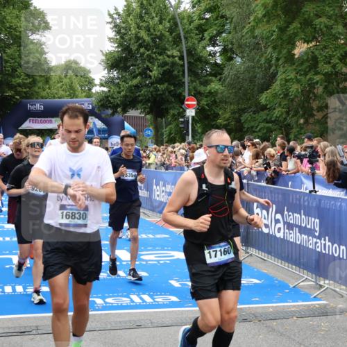 29.06.2025 - hella hamburg halbmarathon Zöllner http://msf.ph/oto/8247921 29.06.2025 10:57:32 Ziel 2236, 3435, 4502, 5015, 5134, 5728, 6281, 6302, 8393, 9727, 12144, 13245, 13394, 15695, 16093, 16830, 17160, 17758, 17828 meine-sportfotos.de