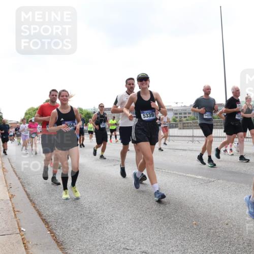 29.06.2025 - hella hamburg halbmarathon Lena Gebhardt http://msf.ph/oto/8247927 29.06.2025 10:45:34 Lombardsbrücke 1033, 1060, 1085, 1104, 1421, 1426, 1685, 1713, 1798, 1854, 1983, 2008, 2216, 2217, 2522, 2550, 2657, 2664, 2917, 2965, 2973, 3160, 3164, 3357, 3377, 3879, 3993, 4099, 4102, 4186, 4224, 4306, 4317, 4337, 4388, 4504, 4820, 4851, 5044, 5099, 5108, 5190, 5339, 5635, 5636, 5949, 6133, 6150, 6509, 6623, 6763, 6788, 6911, 6922, 6980, 7268, 7283, 7356, 7530, 7541, 7699, 7859, 8594, 8605, 8745, 8762, 9620, 10030, 10182, 10225, 10327, 10329, 10367, 11314, 12334 meine-sportfotos.de
