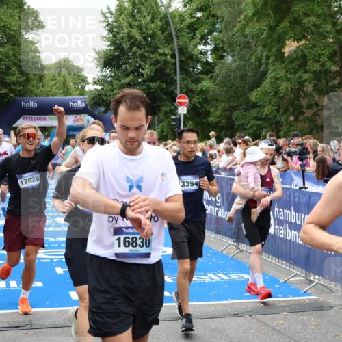 29.06.2025 - hella hamburg halbmarathon Zöllner http://msf.ph/oto/8248016 29.06.2025 10:57:33 Ziel 2236, 3435, 4502, 5015, 5134, 5728, 6281, 6302, 8393, 9727, 12144, 13245, 13394, 15695, 16093, 17758, 17828 meine-sportfotos.de