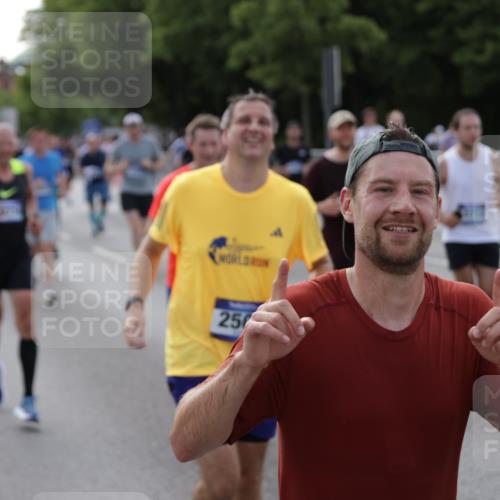 29.06.2025 - hella hamburg halbmarathon Jannik Wohlers http://msf.ph/oto/8248023 29.06.2025 09:55:44 Lombardsbrücke 1061, 1257, 1499, 1502, 1507, 1689, 2083, 2250, 2260, 2504, 2818, 2864, 3060, 3543, 4557, 5116, 6115, 6134, 6168, 7178, 7332, 7943, 8335, 8668, 8821, 8989, 9074, 10596, 11009, 11211, 11429, 11467, 11645, 12523, 12779, 12870, 12875, 13007, 13159, 13301, 13672, 13758, 13803, 13812, 13875, 14628, 14928, 15157, 15384, 15392, 15502, 15714, 15829, 15868, 15899, 16149, 16175, 16623, 16738, 16877, 17127, 17131, 17282, 17842, 17962, 18021 meine-sportfotos.de