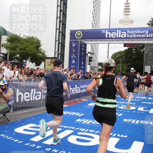 29.06.2025 - hella hamburg halbmarathon Michael Strokosch http://msf.ph/oto/8248024 29.06.2025 10:57:43 Ziel 1239, 1715, 1719, 2606, 2652, 5457, 5458, 10133, 12774, 13523, 14571, 14951, 15217, 15220, 17455, 17769, 17814, 18388, 18985 meine-sportfotos.de