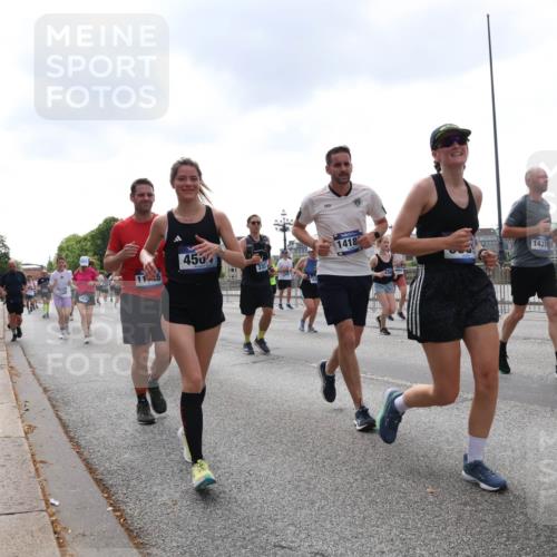 29.06.2025 - hella hamburg halbmarathon Lena Gebhardt http://msf.ph/oto/8248060 29.06.2025 10:45:34 Lombardsbrücke 1033, 1060, 1085, 1104, 1421, 1426, 1685, 1713, 1798, 1854, 1983, 2008, 2216, 2217, 2522, 2550, 2657, 2664, 2917, 2965, 2973, 3160, 3164, 3357, 3377, 3879, 3993, 4099, 4102, 4186, 4224, 4306, 4317, 4337, 4388, 4504, 4820, 4851, 5044, 5099, 5108, 5190, 5339, 5635, 5636, 5949, 6133, 6150, 6509, 6623, 6763, 6788, 6911, 6922, 6980, 7268, 7283, 7356, 7530, 7541, 7699, 7859, 8594, 8605, 8745, 8762, 9620, 10030, 10182, 10225, 10327, 10329, 10367, 11314, 12334 meine-sportfotos.de