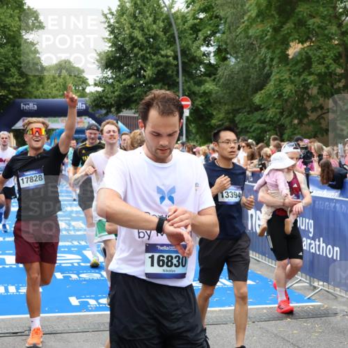 29.06.2025 - hella hamburg halbmarathon Zöllner http://msf.ph/oto/8248062 29.06.2025 10:57:34 Ziel 2236, 2652, 3435, 4502, 5015, 5134, 5457, 5458, 5728, 6281, 6302, 8393, 12144, 13245, 13394, 15695, 16093, 17758, 17828 meine-sportfotos.de