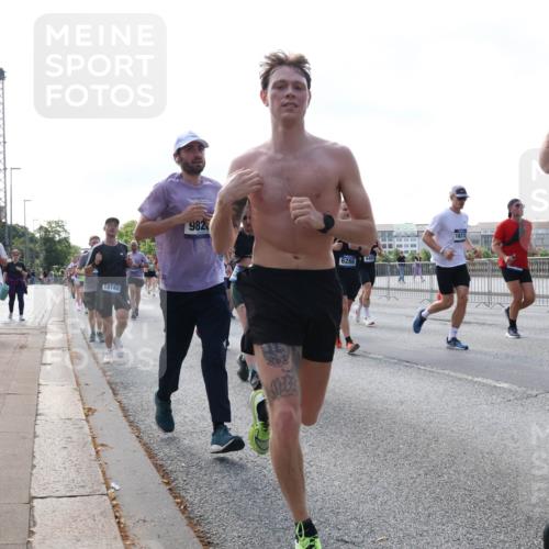 29.06.2025 - hella hamburg halbmarathon Lena Gebhardt http://msf.ph/oto/8248075 29.06.2025 09:56:36 Lombardsbrücke 1061, 1452, 1460, 1496, 1499, 1592, 1628, 1833, 1877, 2013, 2058, 2082, 2208, 2378, 2396, 2504, 2771, 2953, 2996, 3256, 3296, 3310, 3652, 4065, 4077, 4377, 4404, 4635, 4711, 4833, 5169, 5194, 5482, 5600, 5607, 5839, 5978, 6033, 6168, 6286, 6511, 6512, 6561, 6562, 7178, 7383, 7475, 7583, 7943, 8261, 8361, 8514, 8572, 8587, 8618, 8661, 8710, 8863, 8921, 8968, 8989, 8996, 9082, 9246, 9537, 9597, 9638, 10596 meine-sportfotos.de